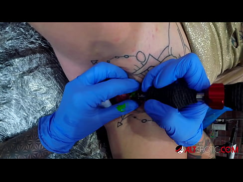 ❤️ Äärimmäisen tatuoitu hottie Sully Savage sai tatuoinnin klitorikseen ❤️ Kova porno at us ☑